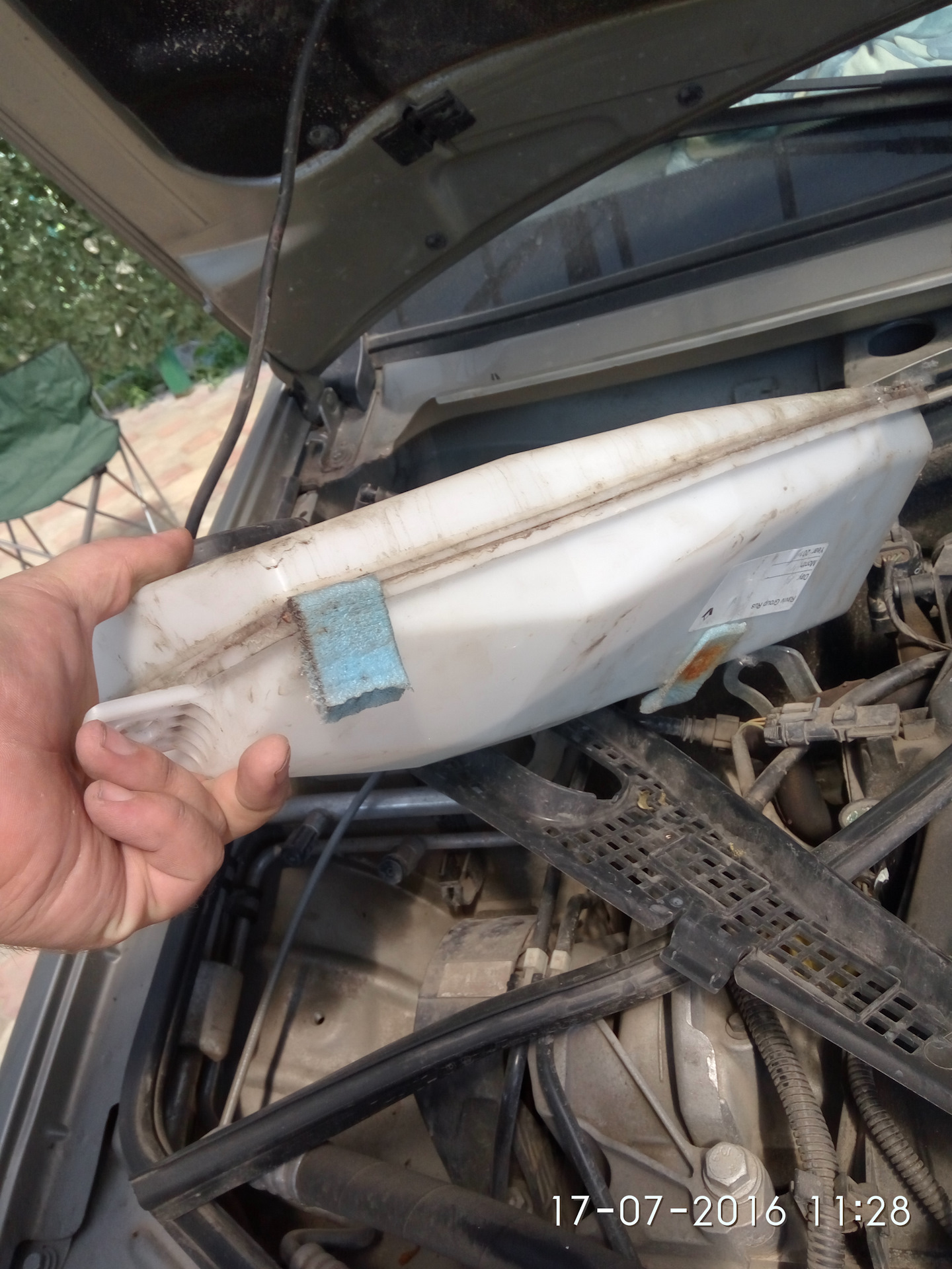 ржавчина от бочка омывайки — Lada Ларгус, 1,6 л, 2013 года | своими ...