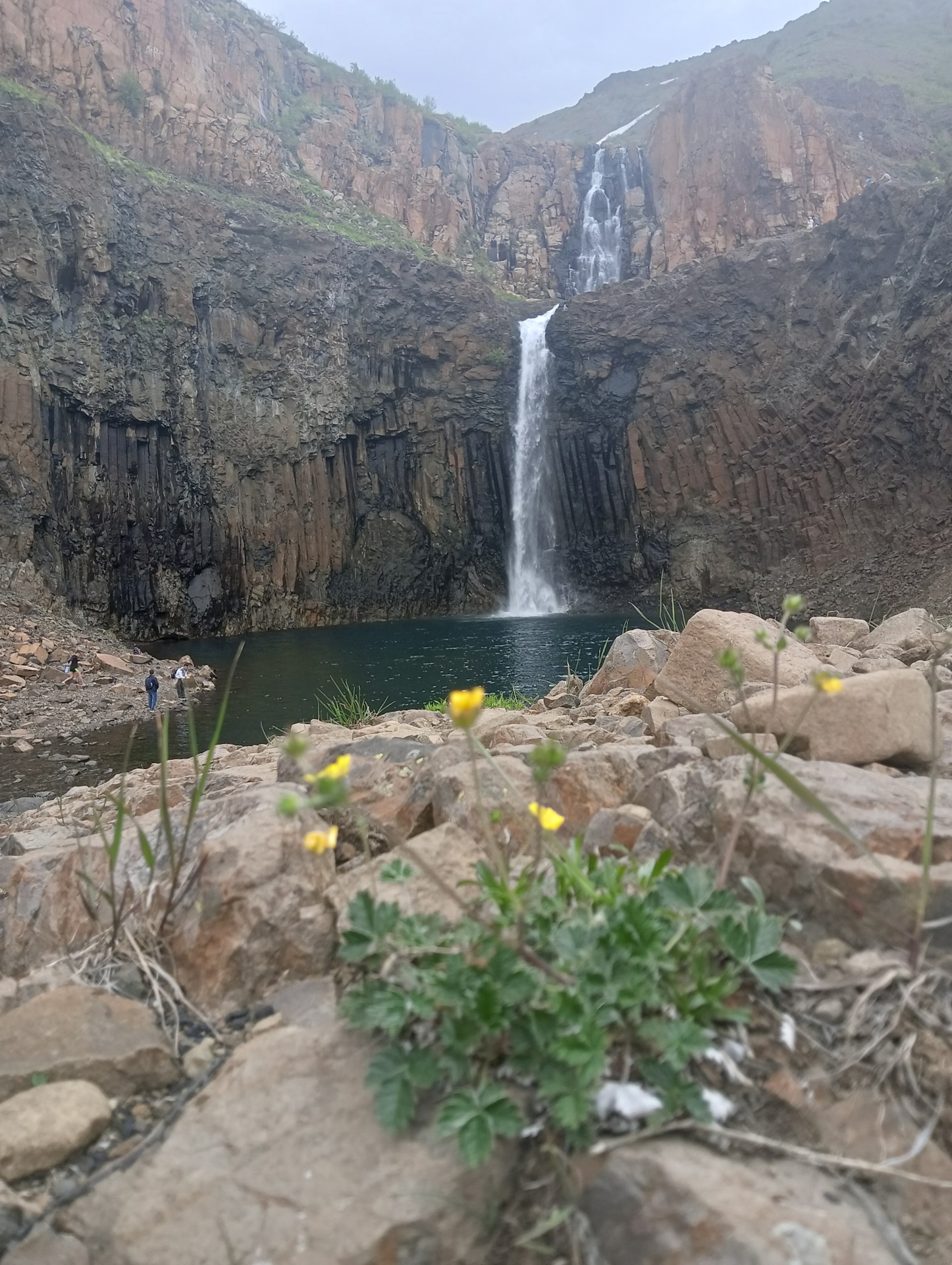 Талнах водопад красные камни