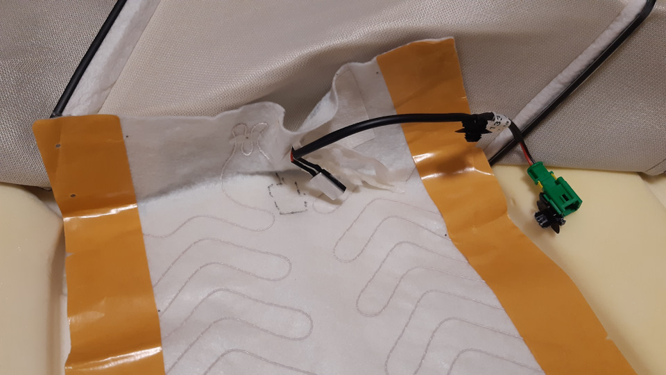 Маркером отметил новое место установки термореле (под выемкой для термореле в сидушке). — Lada Vesta SW (1G)