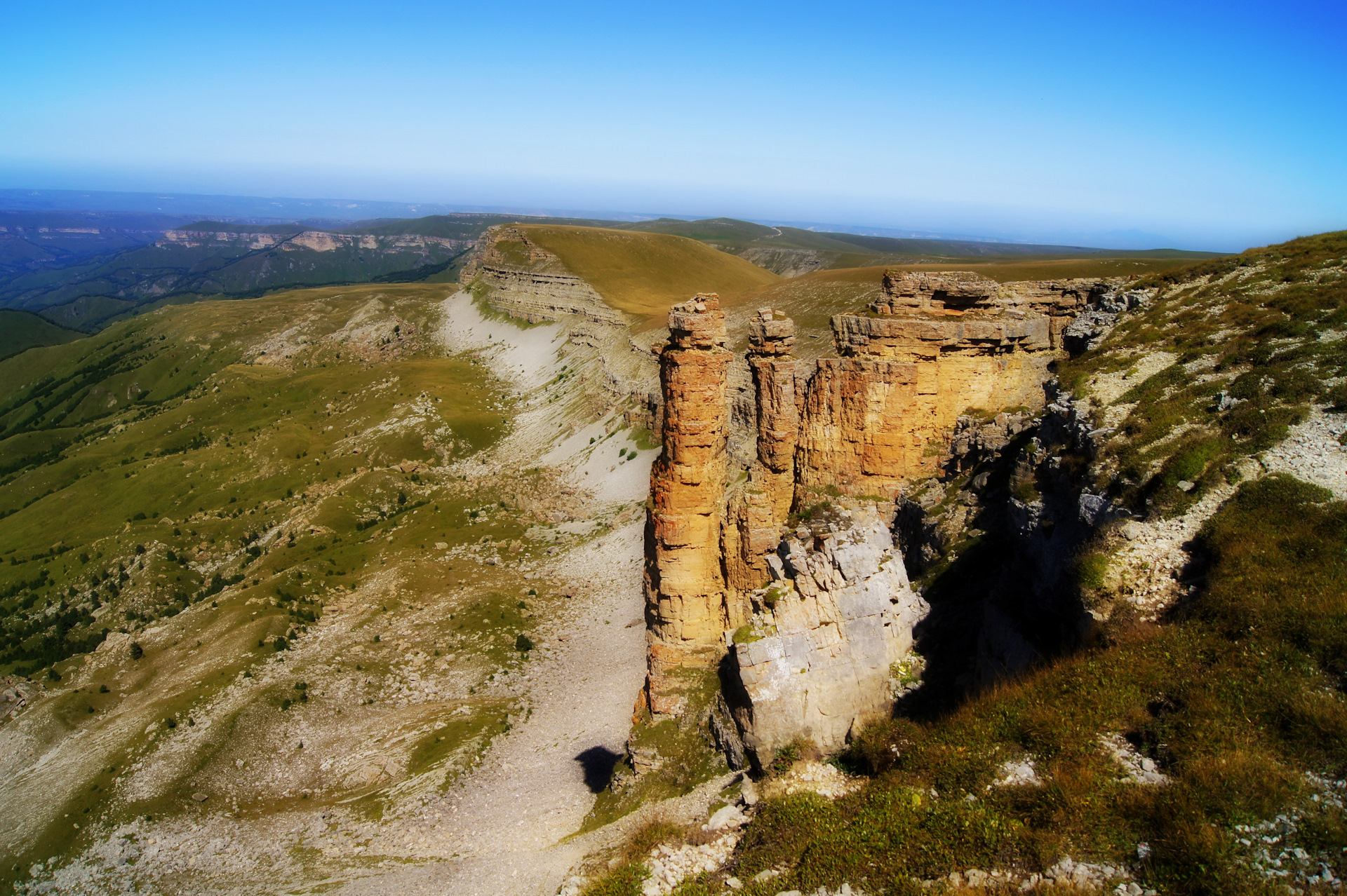 мыс плато. ирландия камень клиф. мыс плато. чукотка остров врангеля. мыс плато.