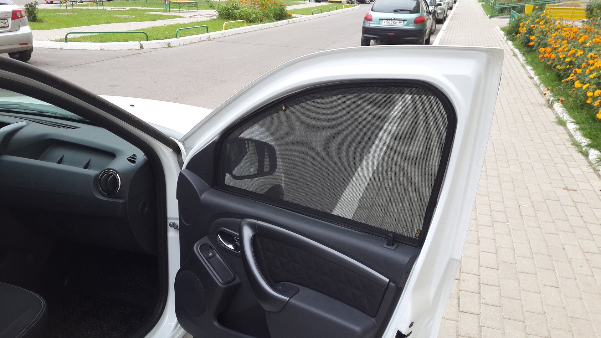 Шторки дастер. Шторки для Renault Duster. Шторки в Рено Дастер 2. Шторки на стекла Рено Дастер 2019. Рено Дастер 2 со шторками на передних окнах.