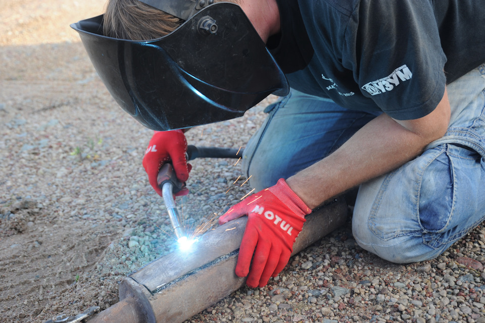 Макс вваривает мочалки в глушитель. 2014 — Lada 21051