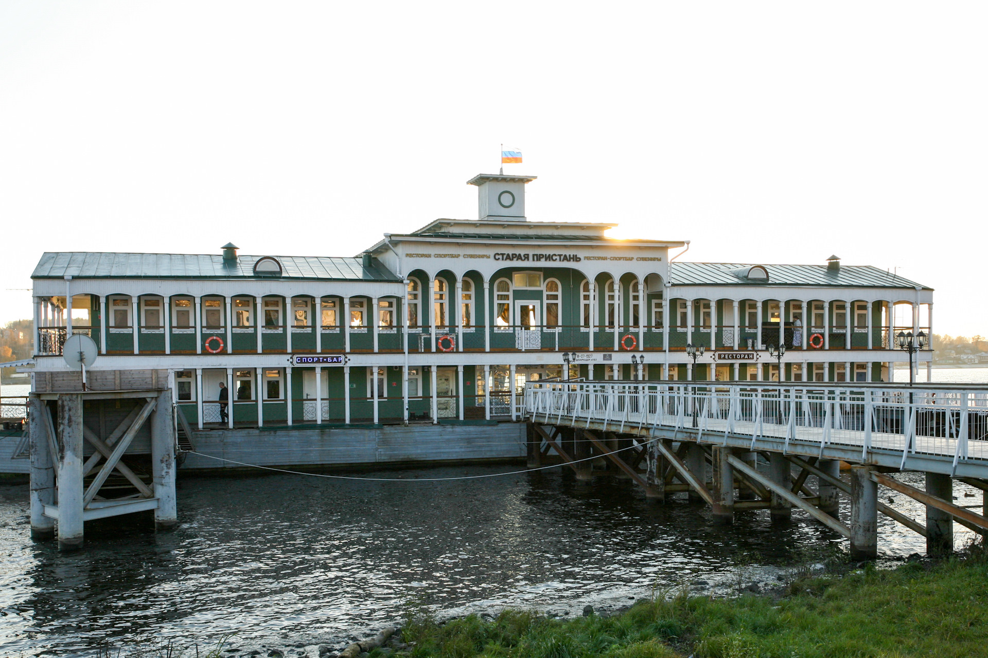 Дебаркадер кострома. Ресторан пристань кострома. Дебаркадер старая пристань кострома. Ресторан старый причал кострома. Речной вокзал дебаркадер.