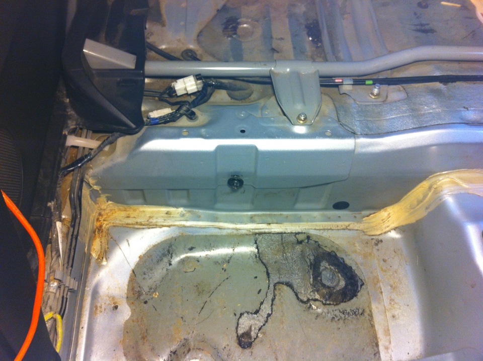 мокрый пол салона автомобиля. сырость в салоне машины. вода в салоне авто. мокрый пол салона автомобиля. козов пол ковралинлм ода.