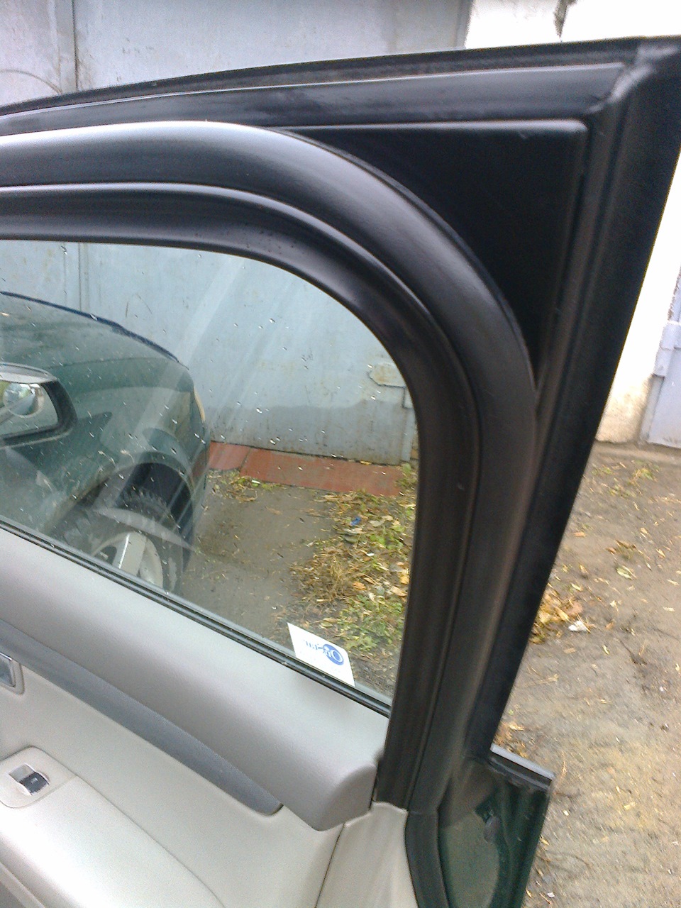 Обработка силиконом уплотнителей дверей. — Audi A4 (B6), 1,8 л, 2002 ...