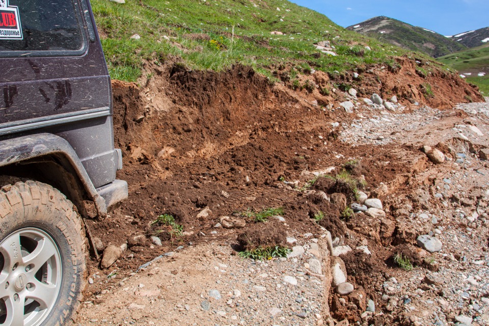 В расщелину накидали камней чтоб в них упереться. Глина очень мягкая — Mercedes-Benz G-Class (W460/W461)