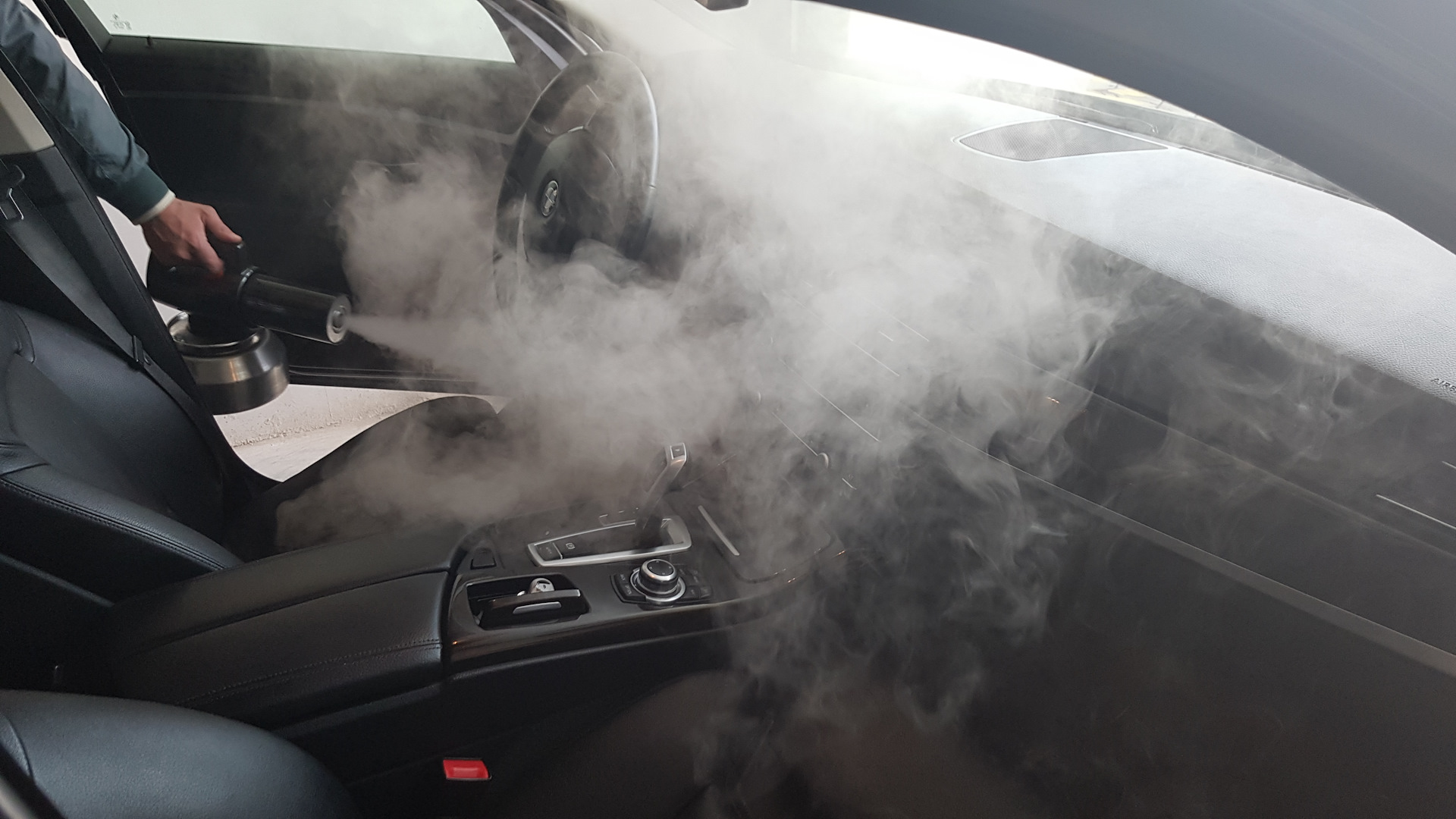 Сухой туман 4. БМВ х5 сухой туман. Автомойка сухой туман. Фоггер сухой туман. Дым в салоне авто.