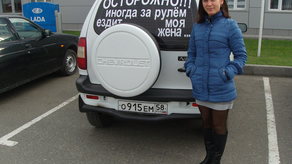 бугатти вейрон скорость. он иногда ездит на машине боком 7. он иногда ездит на машине боком 7. путешествие нана машине. мужчина за рулем.