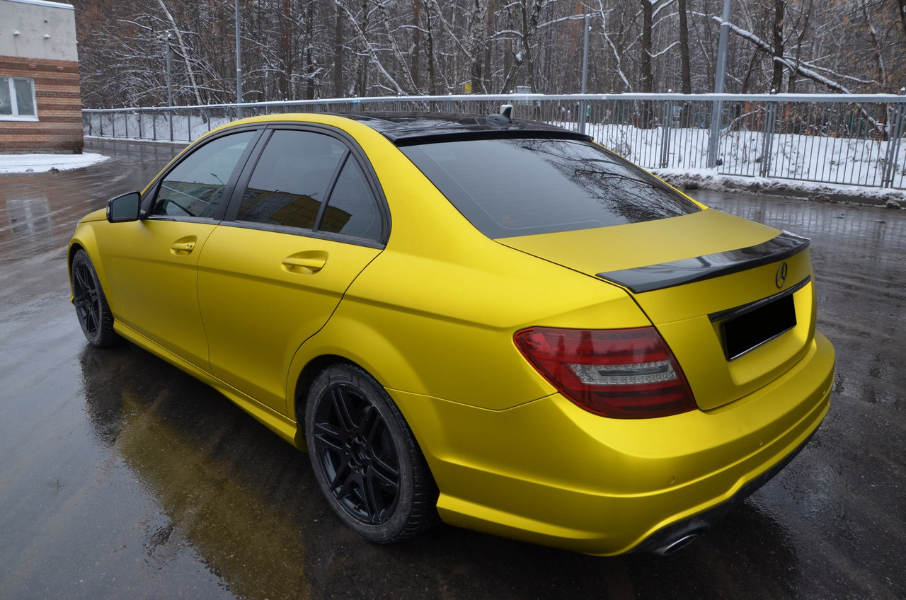 Mercedes Benz c63 черно Золотая