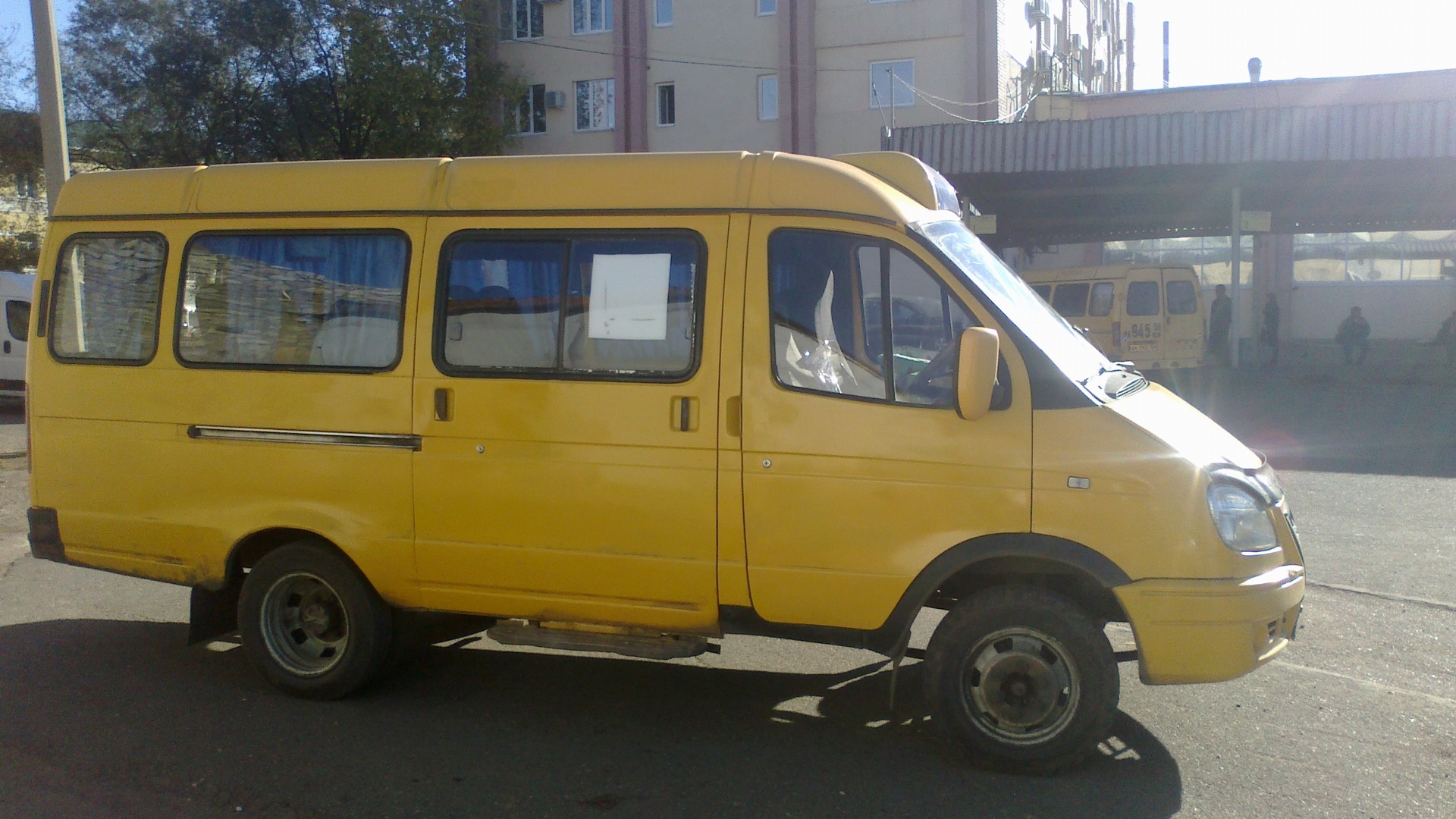 ГАЗ 3221 желтая сзади