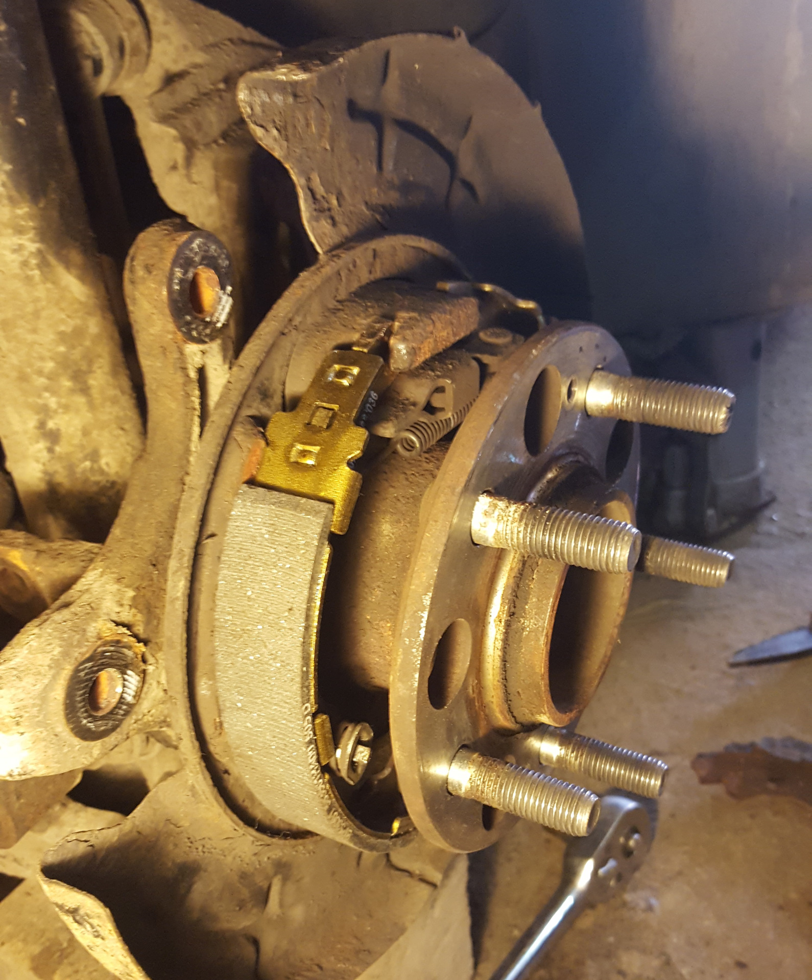 Замена тормозных колодок рено дастер. Колодки brake pad на хендай солярис. Как установить колодки. Пк задних колодок хендай солярис. Скоба задних тормозных колодок 2107.