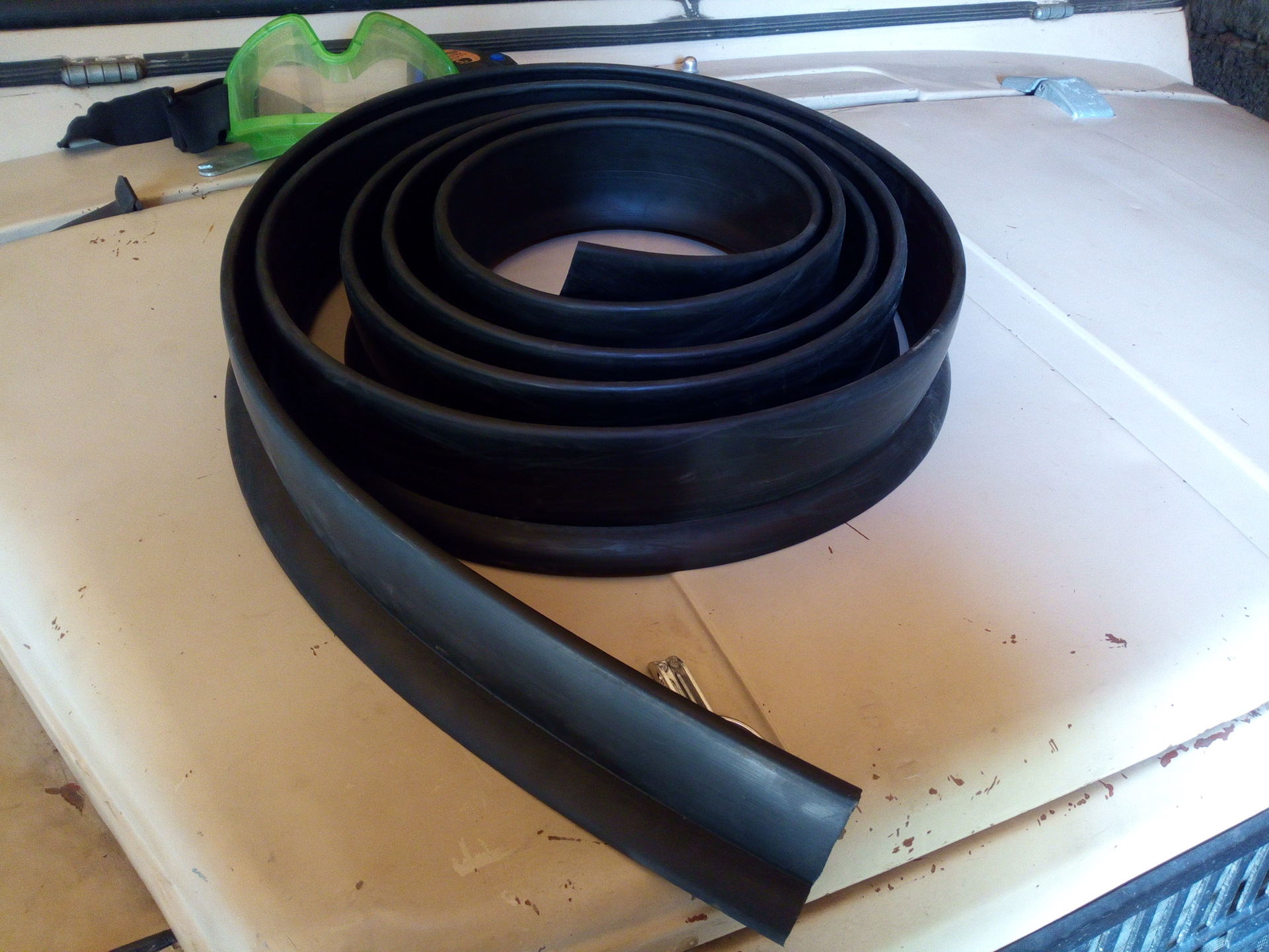 резиновые арки. резиновые арки. универсальные резиновые расширители крыла на рав 4 2008. рф расширители арок. фендеры на арки универсальные резиновые.