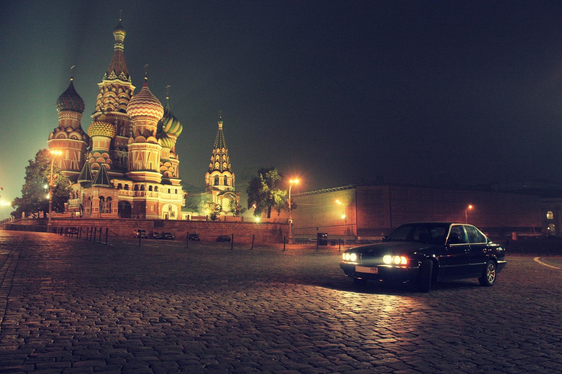 Постой москва. Храм Василия Блаженного в Питере. Машина ночью.