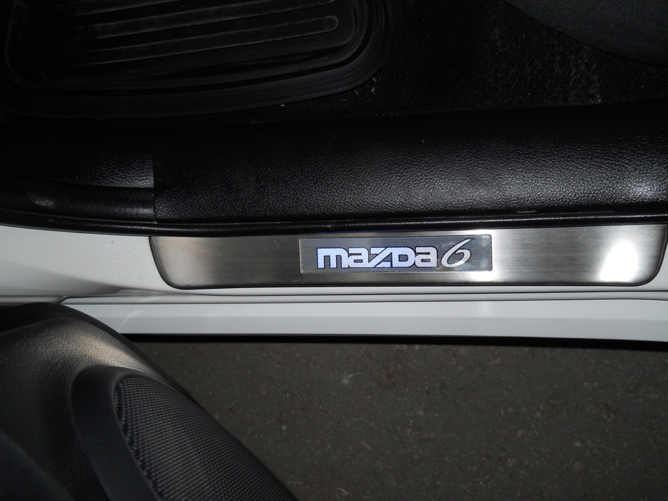 Накладки mazda 6. Пороги с подсветкой на мазду 6 gg. Накладки на пороги Мазда 6 GH. Накладки на пороги Мазда 6 GH С подсветкой. Mazda 6 2014 накладка на пороги.