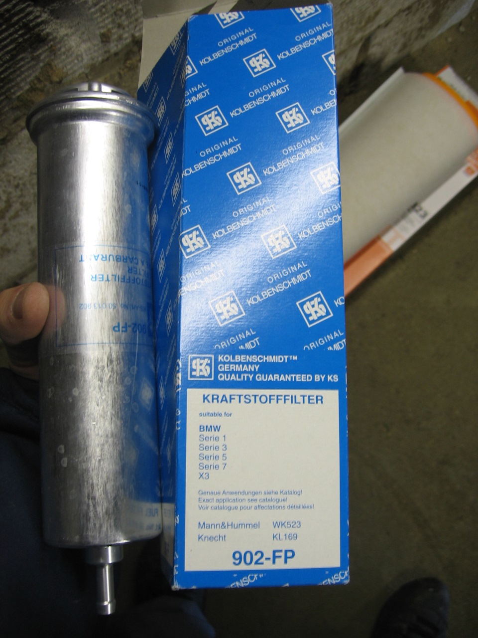 топливный фильтр — BMW 5 series (E60). Запчасти на фото: WK523, KL169