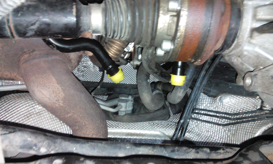 Вид снизу. Видны трубки кондиционера и шланги, идущие на радиатор печки в салон через моторный щит. — Skoda Yeti