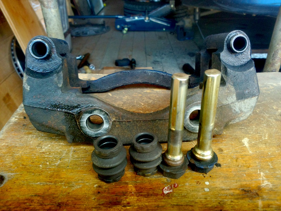 Задний суппорт куга 2. Суппорт форд куга 1 ремкомплект. Как разобрать суппорт. Суппорт в разборе. Стопор суппорта зил 5301.