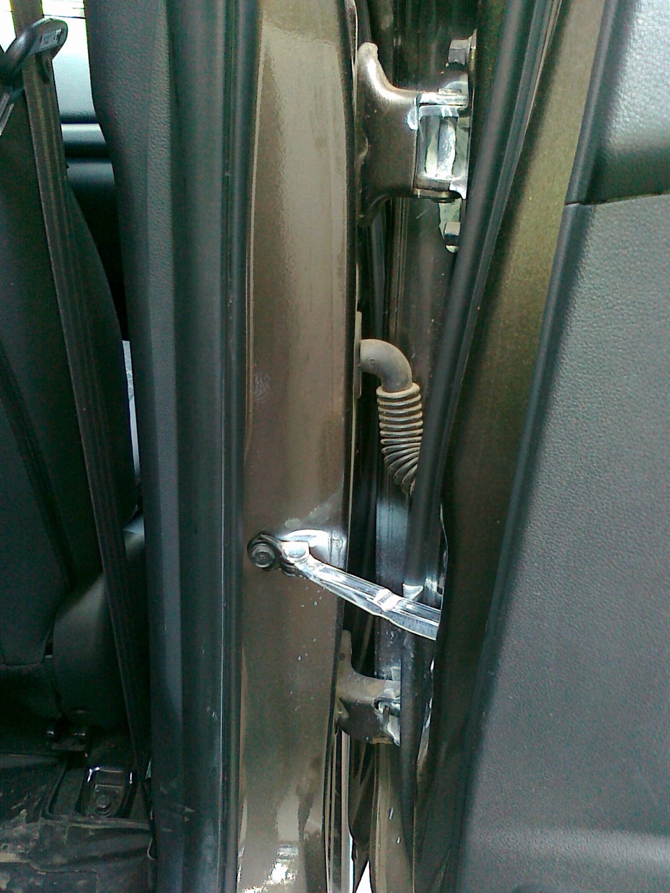 Смазка петель у дверей… — KIA Cerato (2G), 2 л, 2011 года | просто так ...