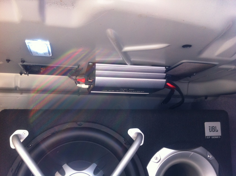 Есть штатное место. Сабвуфер Volvo s40 II. Штатный сабвуфер Volvo s40 II. Volvo s40 штатный сабвуфер. Сабвуфер Вольво s80 ll.