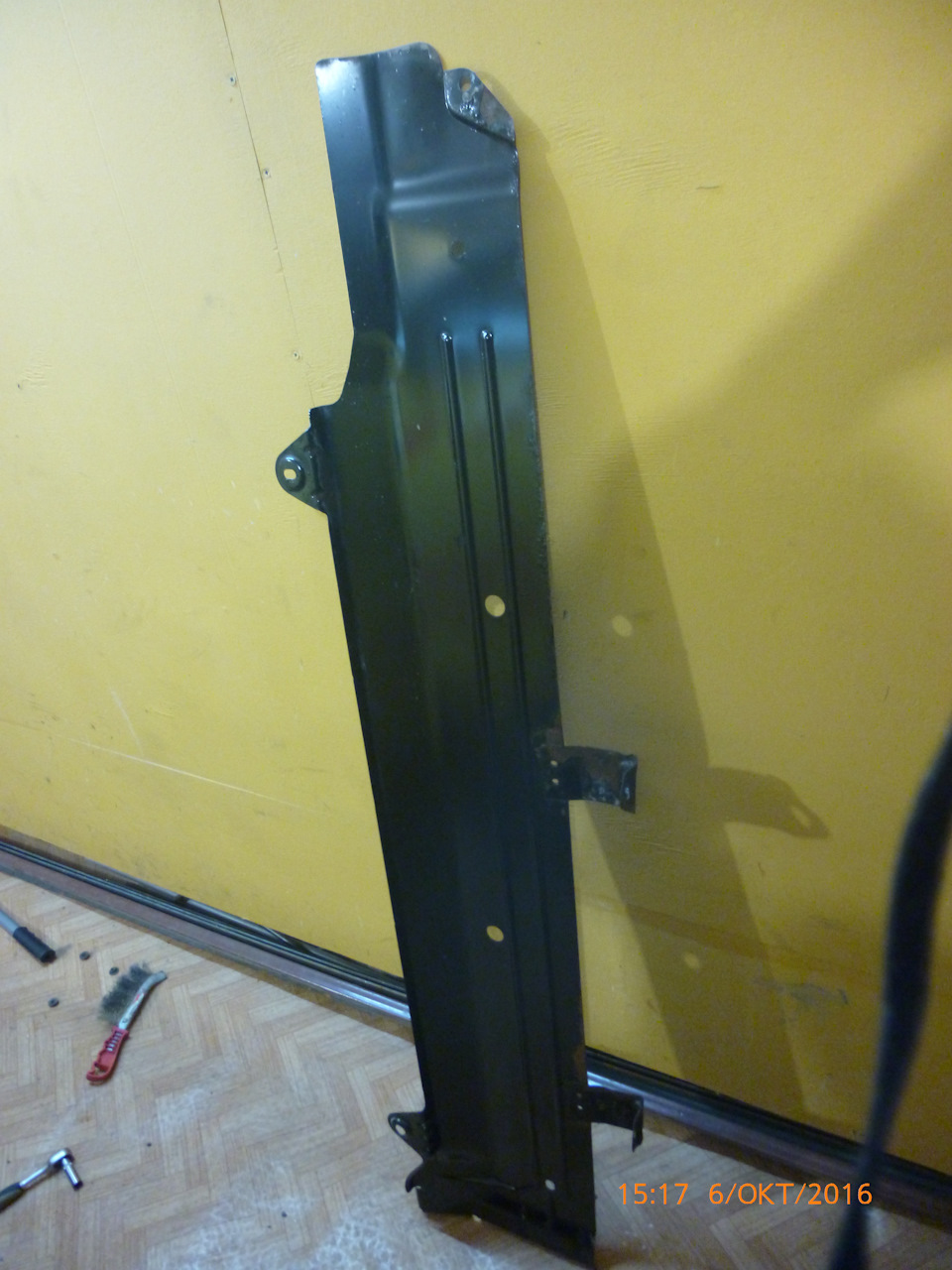 вот что брякает у переднего пассажира под левой ногой, защитный кожух топливо провода. лист как фольга, стучиш, звук как консервная банка. — Nissan Almera V (G11/15)