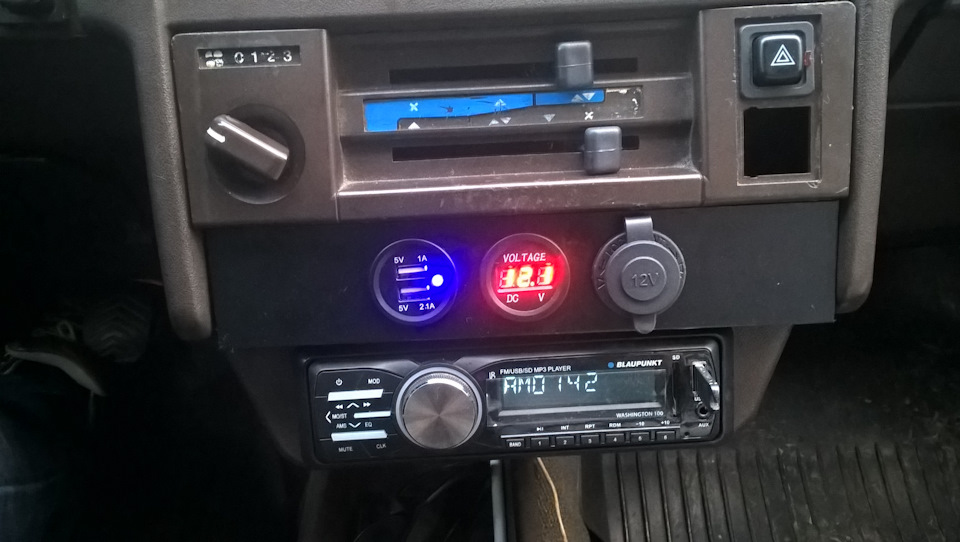 Установка прикуривателя, USB зарядок и вольт метра. — Москвич 2141, 1,5 ...