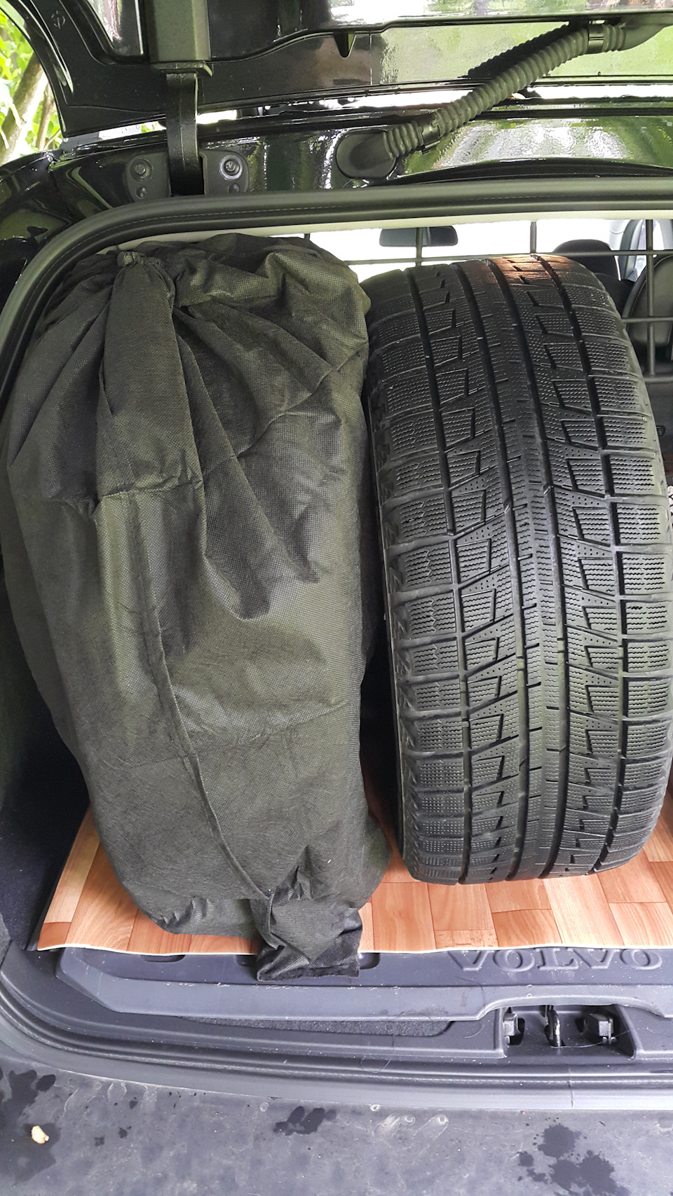 Влезают 18-е катки легко, ещё и место остается. Ну и удобный шнурок с фиксатором закрывает мешок. — Volvo XC70 III