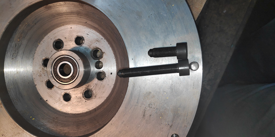 Сверху родной болт маховика — SsangYong Musso Sports