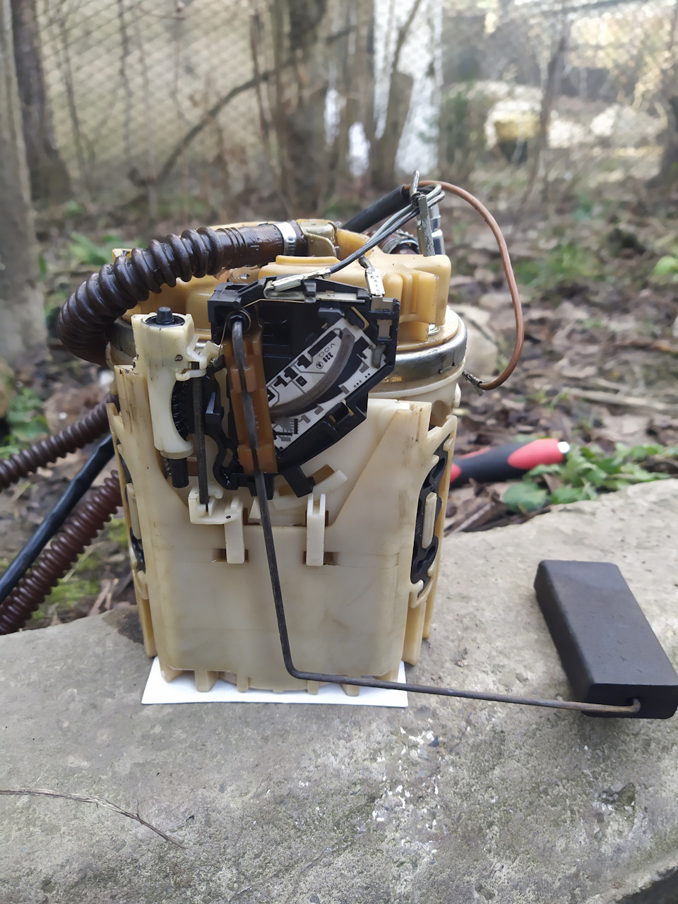 Достал старый насос( ДУТ на колбе) — Volkswagen Passat Variant (B4)