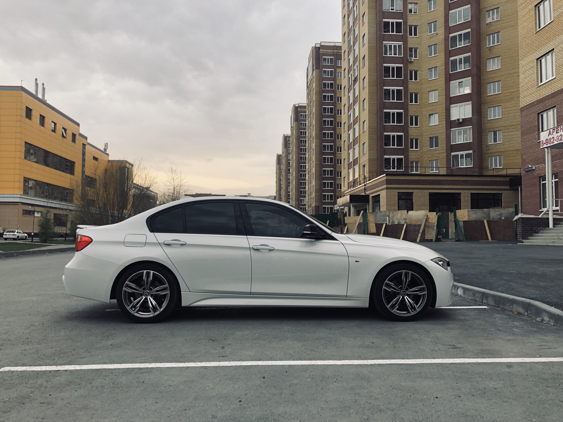 Тонированные бока. BMW f30 тонировка. BMW f30 белая тонированная. БМВ f30 тонированная. БМВ 3 ф30 белая тонированная.