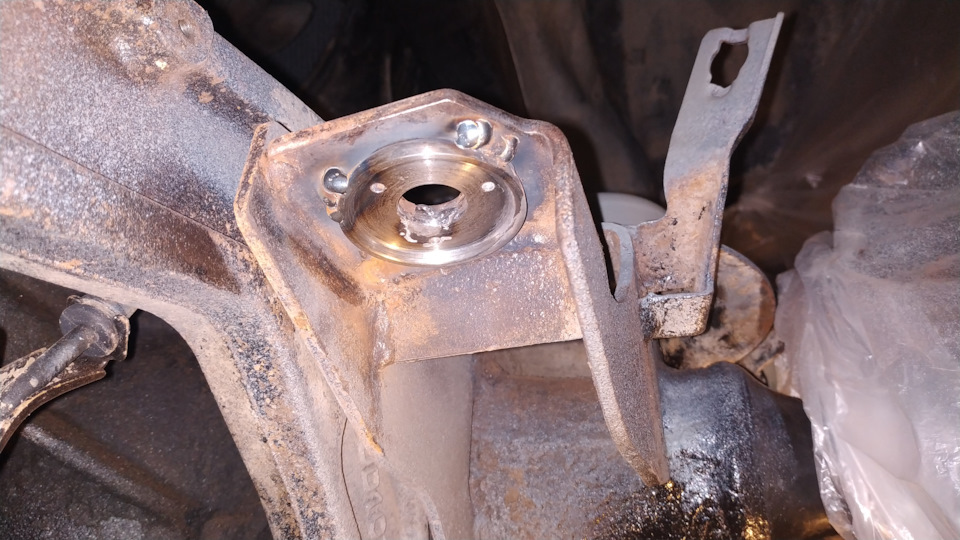 Замена чашки сайлентблока переднего амортизатора — Nissan Patrol (Y61 ...