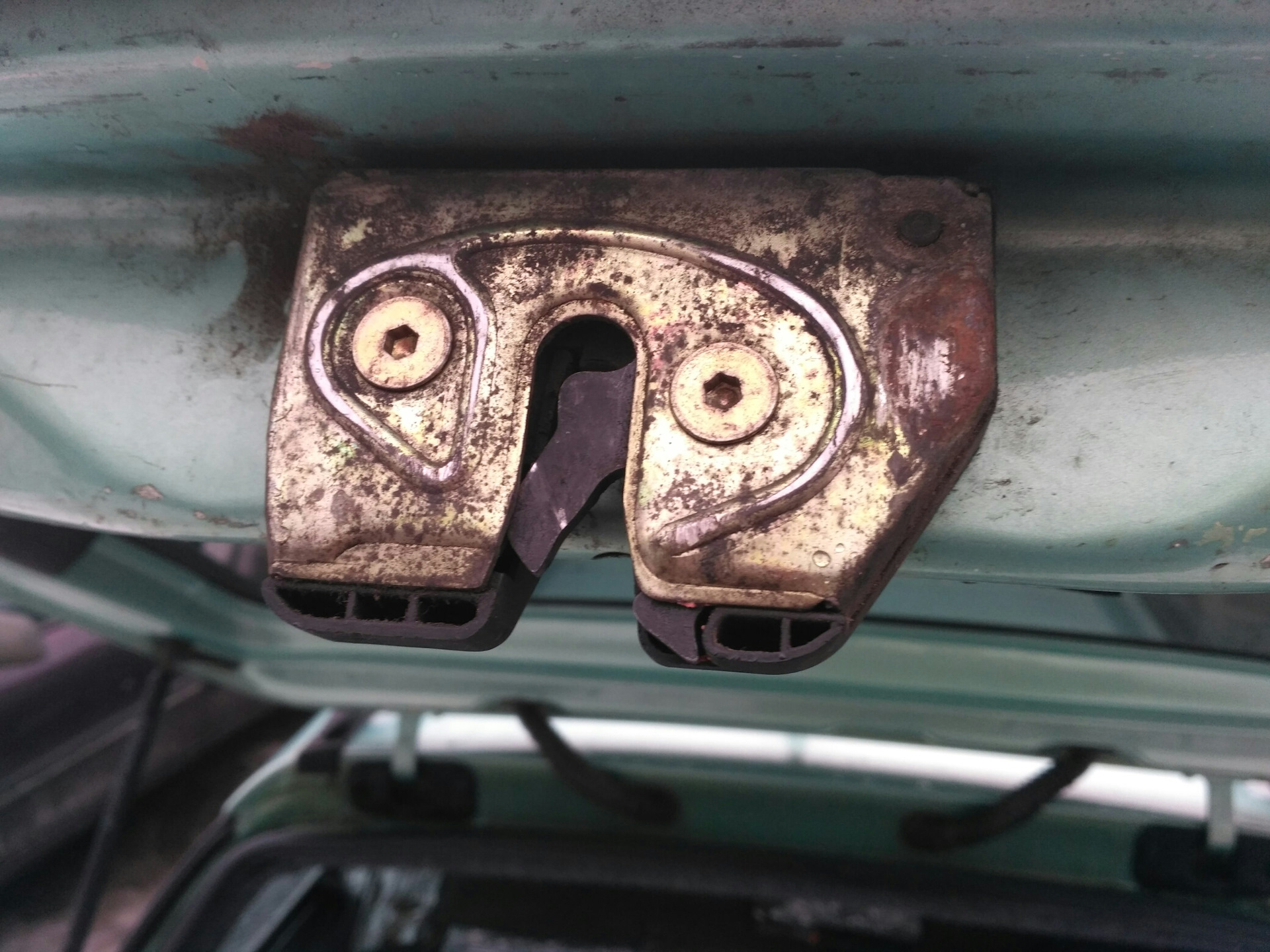 Замена замка багажника!) — Volkswagen Passat Variant (B4), 2 л, 1995 ...