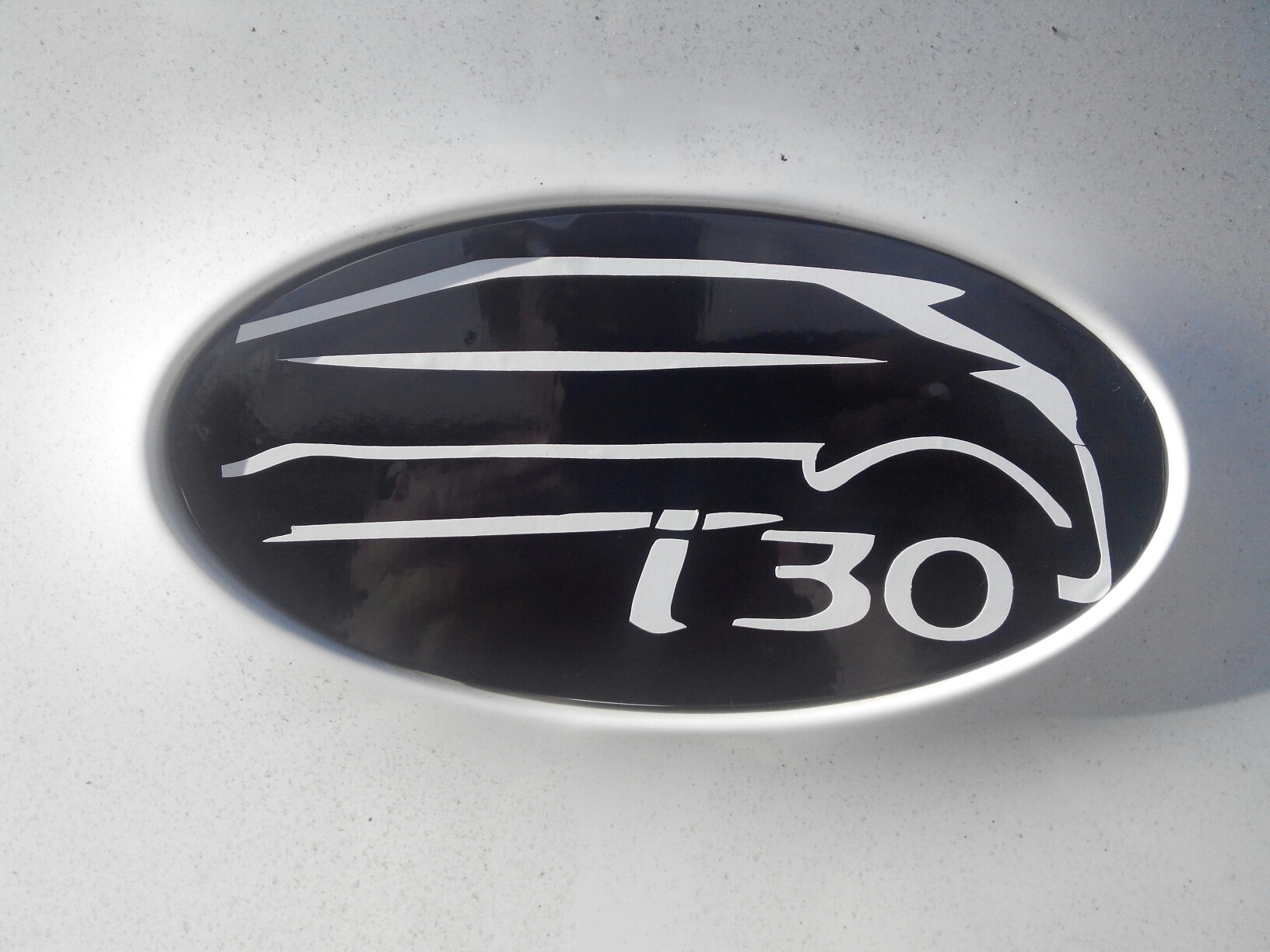 Наклейка hyundai. Значок Hyundai на багажник i30. Наклейки Хендай. Hyundai Motors наклейка. Наклейки на эмблему Хундай.