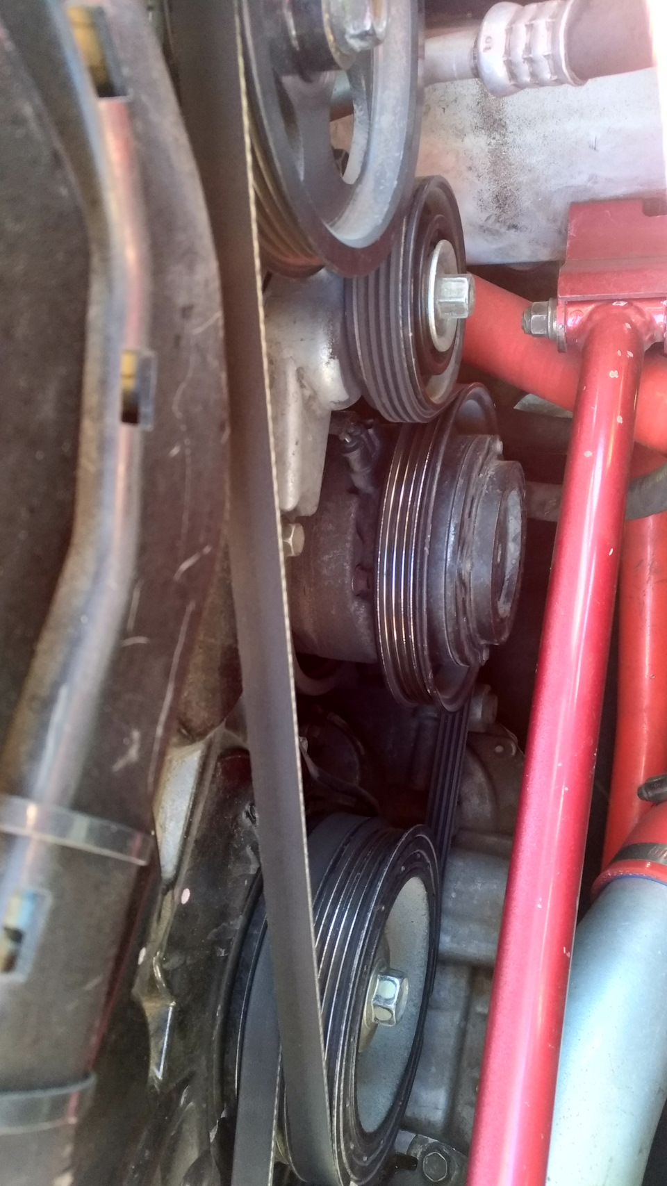 Наглядное пособие, как выглядит агрегатная зона, после установки клиновидного ремня 4РК-1220… — Toyota Altezza. Запчасти на фото: 4PK1220