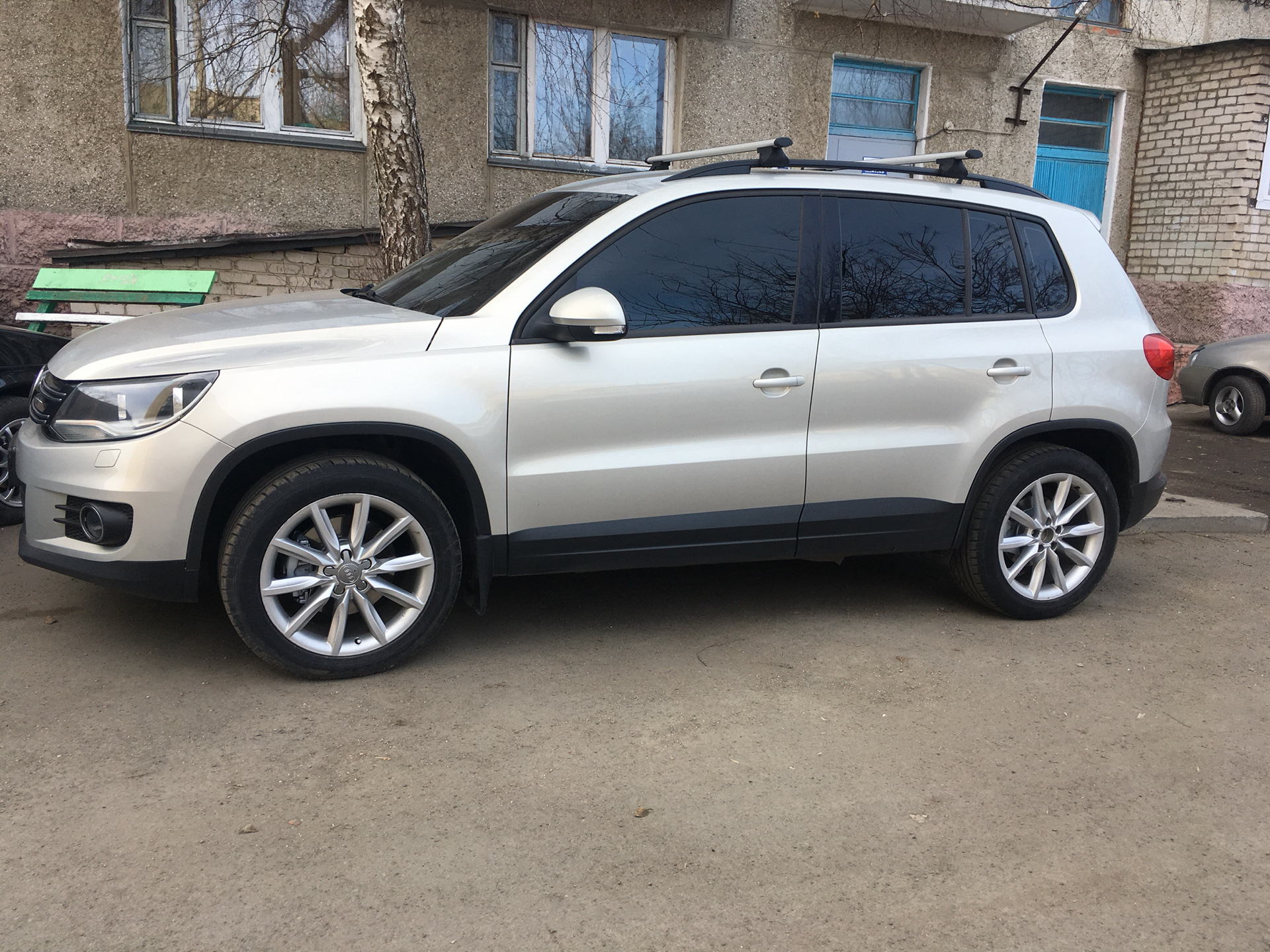 Литые диски на тигуан. VW Tiguan 1 r18. VW Tiguan 1 на 18 колесах. VW Tiguan 1 диски. Диски VW Tiguan r17.