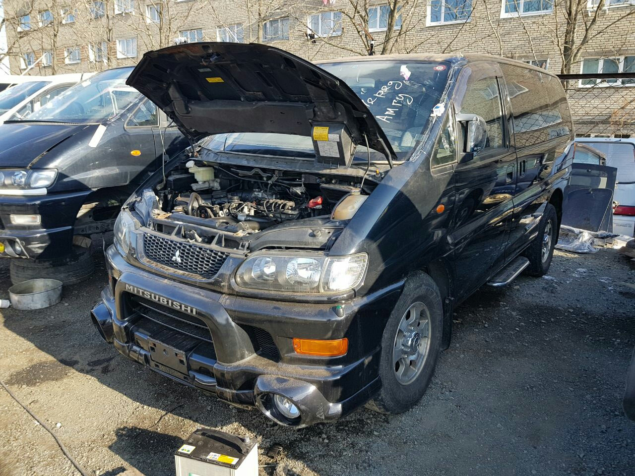 Разбор mitsubishi. Подсос на Mitsubishi Delica l 400. Митсубиси Делика в разбор. Разборка Митсубиси 1995г. Пуркаево разбор Делика 99 года.
