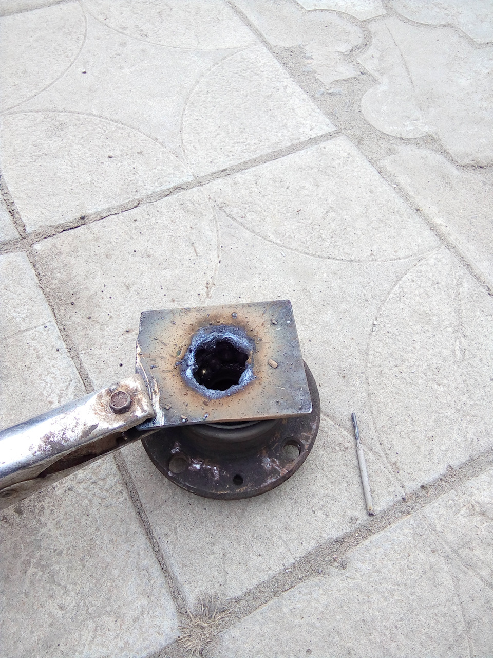 Буксировочный крюк в бампер SE — Lada Приора хэтчбек, 1,6 л, 2008 года ...