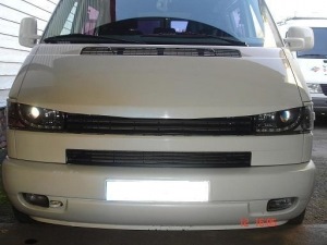 Коса морда т4. Volkswagen Transporter t4 капот. Мухобойка Volkswagen t4. Капот Транспортер т5. Фольксваген т5 черный белый.