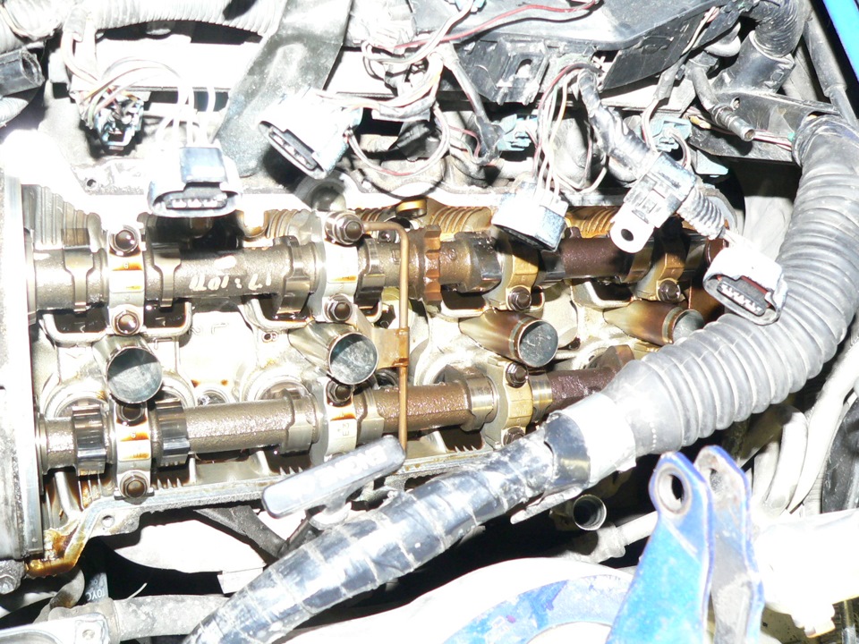 1uz non vvti коды ошибок. a8dc762s 960. 1uz non vvti коды ошибок фото. 1uz non vvti коды ошибок-a8dc762s 960. картинка 1uz non vvti коды ошибок. картинка a8dc762s 960. Вскоре после устранения ошибки 13 появилась новая и неприятная проблема, а именно:Двигатель начал работать вроде ровно, но идет вибрация на кузов (как будно детонация)…Заслонка ТRC при включении зажигания каждый раз калибруется…и ПРОПАЛА ТЯГА…Как появляется отсутствие тяги?! — элементарно. На холодную все хорошо…даешь газ машина едет…стоит двигателю прогреться до 60%, как начинается полтергейст… Стою на светофоре, сырой асфальт, 4 литра под капотом, отключаю все блокировки ТRC, включаю PWR режим, газ в пол…а она даже не шлифует…идет равномерный разгон под нагрузкой к 4000 оборотов начинает ехать чуть лучше, но все равно не то.Теперь по порядку:1. Самодиагностика показала множество ошибок по ТRC и ABS2. Съездил к электрику, который перепаял провода на заслонку, отрегулировав ее — пропала калибровка при включении зажигания и машина поехала бодрее, но шлифовать так и не смог заставить ее, сказал что надо смотреть катализаторы: П.С. Катализаторы съездил снял — посмотрел что они как новые и поставил обратно, плюс у меня 4 лямбды и датчики перегрева каждого из двух (ошибки небыло)3. Заменил Катушки зажигания на контракт (прозвонил их)4. Заменил свечи на новые. старые были в идеальном состоянии иридий с пробегом в 15000км.5. Масло не жрет не грамма6. При разгоне, даже если плавном — то ли семерит, то ли детонирует сильно двигатель7. Запускается хорошо что на холодную, что на горячуу…но всегда по разному, когда с пол пинка, когда раз — два крутанет.8. Проверял разряжение во впускном коллекторе — все в норме, соотвественно подсоса воздуха нет, клапана не зажаты, не разжаты…9. После настройки TRC ошибок осталось 0…то есть их нет…10. Заезжал на осциллограф, т.к. все разводят руками продиагностировал MAF (ДМРВ) и сказали, что он полурабочий…но не со 100% уверенностью. т.к. При неисправности датчика когда отцепляешь от него фишку — машина едет еще резвее, чем до этого. у меня же она глохнет.Но по графику (Фото не смог сделать) у меня при резком нажатии на педаль газа идет провал примерно вот такой график выресовывается