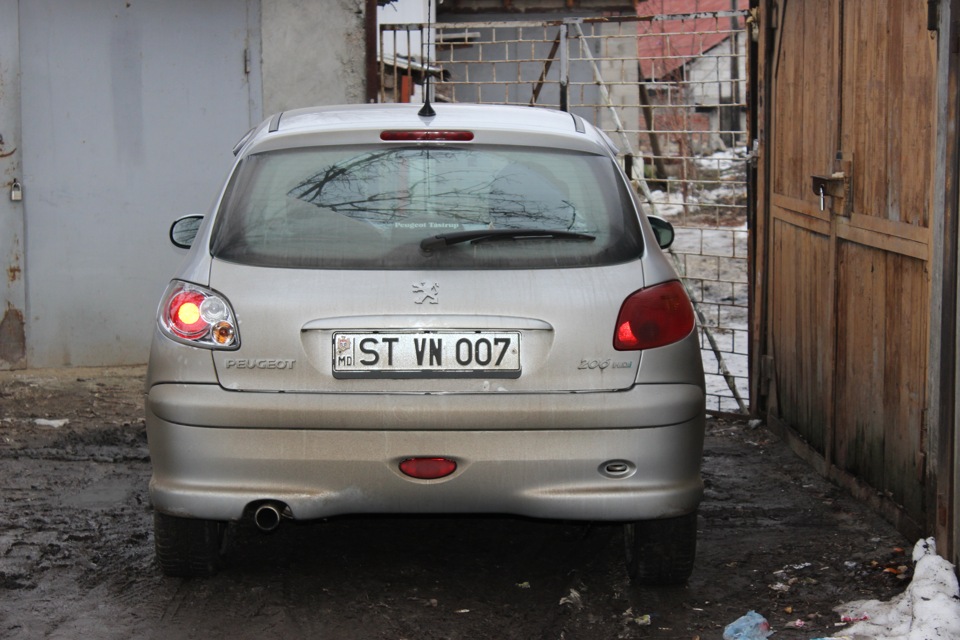 Фонарь пежо 206 седан. Peugeot 206 фонарь задний. Фара задняя Пежо 206 седан. Задний ход на Пежо 206. Пежо 206 фонарь заднего хода.