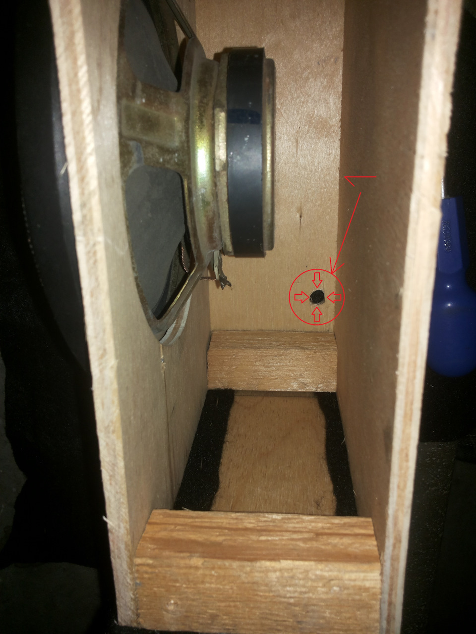 Вид изнутри. Правая боковина короба. 1) Не забываем про отверстие под провода к динамику. — Москвич 2141