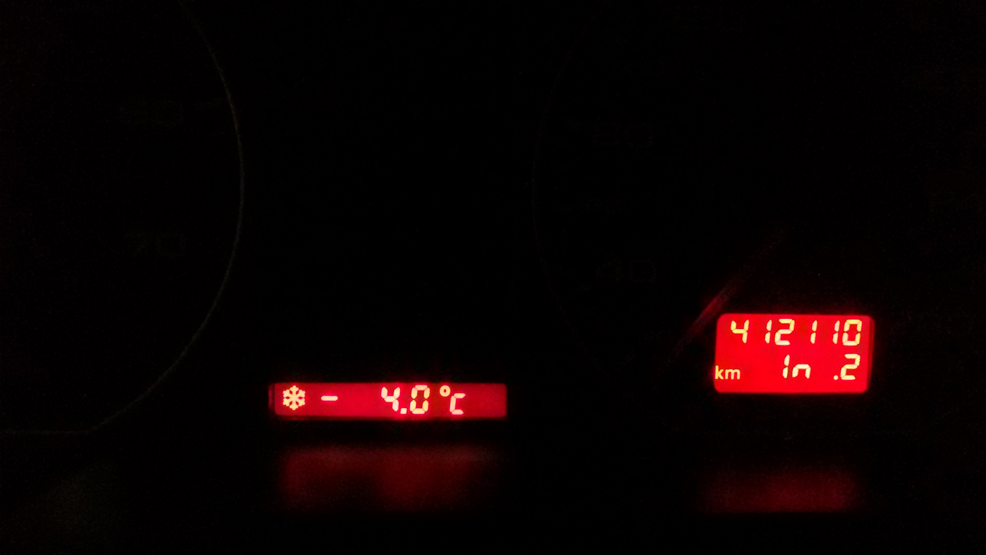 Показывать температуру на экране. Индикатор температуры на Ауди а6. Индикатор подсветки на а33. Audi индикатор освещения. Датчик температуры с дисплеем.