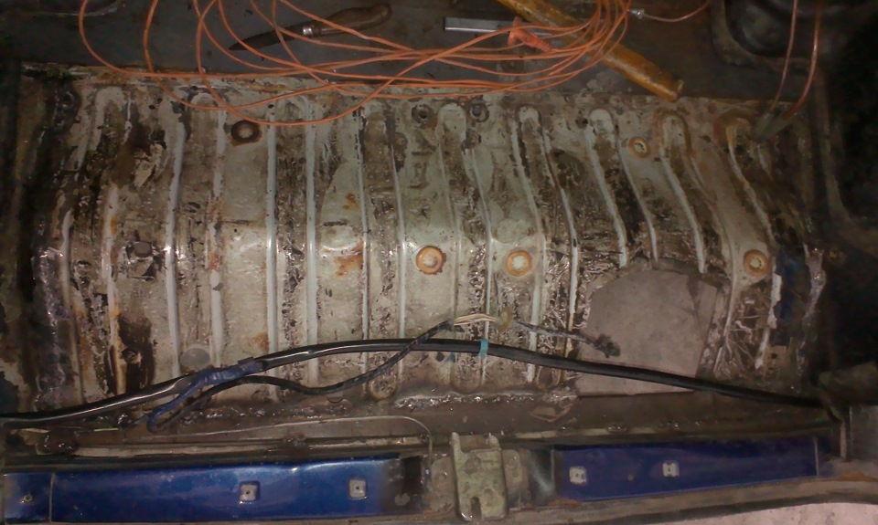 Гбо на ниву 21214 под днище форум. a8ff32s 960. Гбо на ниву 21214 под днище форум фото. Гбо на ниву 21214 под днище форум-a8ff32s 960. картинка Гбо на ниву 21214 под днище форум. картинка a8ff32s 960. Всем привет!Как я уже писал в записи о переделке выхлопной системы в нашей машине половину багажника занимал баллон ГБО 65 литров и и мы давно хотели перенести его под днище. Но в этом варианте с низко висящим баллоном внешний вид авто не нравился категорически. Решение было найдено ЗДЕСЬ на драйве, и представляет собой некий компромисс. Спасибо Владимиру Boxa26rus за идею и советы.Работы проводились параллельно с ремонтом кузова чтобы совместить некоторые операции.Итак, демонтируем баллон из багажника. Как выяснилось есть ещё большой минус его расположения в салоне: баллон с газом всегда холодный, на нем конденсируется влага и стекает на пол. Результат — на фото.