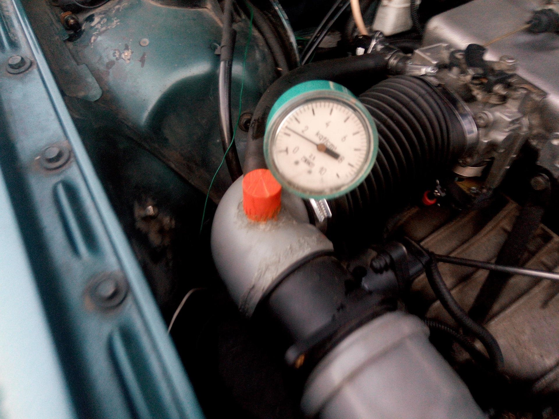 Давление масла в двигателе ауди. Ауди 80 2.0 давление масла в ДВС. Замер давления масла Ауди 80. Замер давления масла Ауди 80 2.6. Audi 80 b3 1.8 карбюратор датчик давления масла.