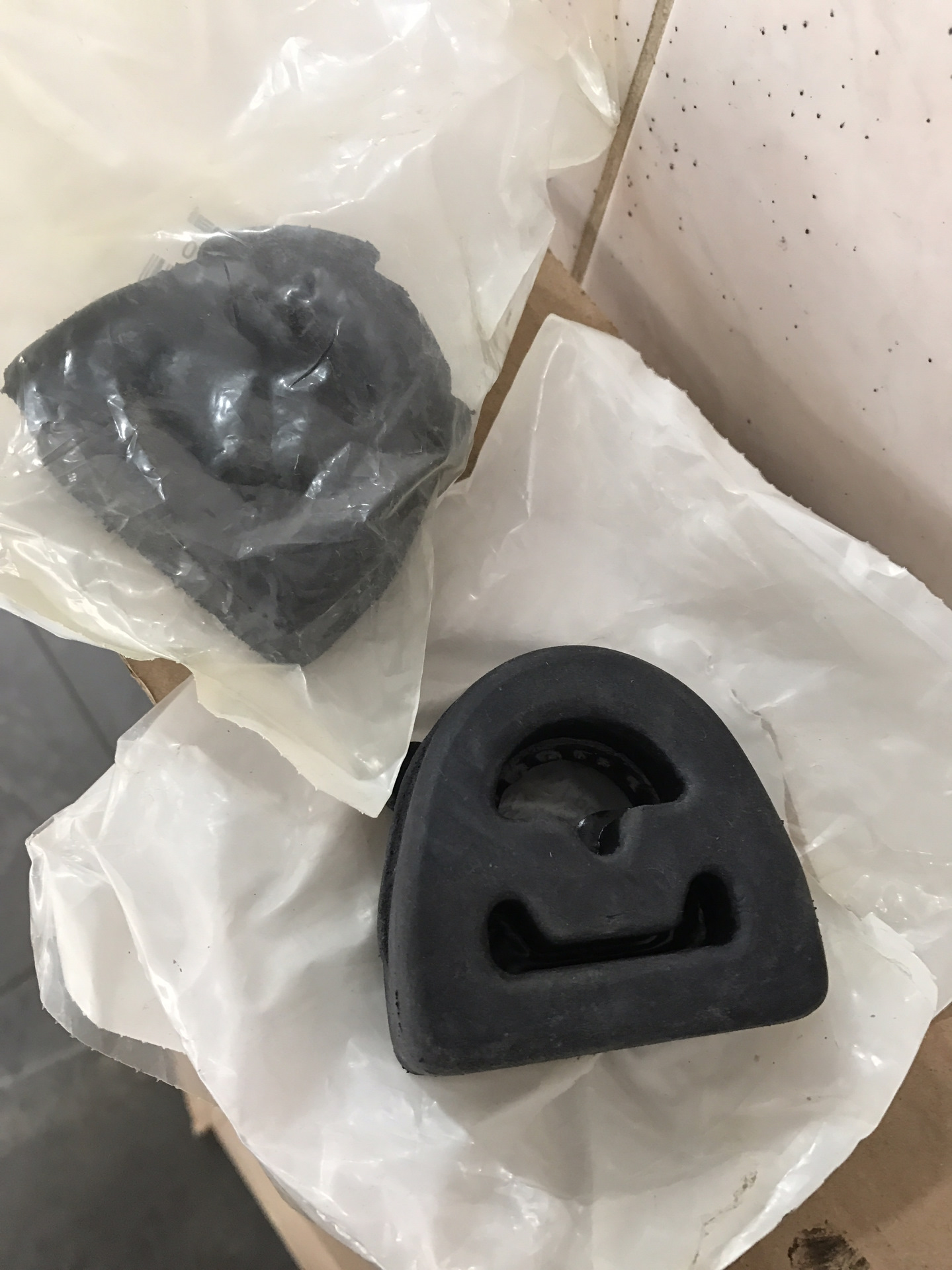 резиновый отбойник 140х50. отбойник (буфер) резиновый м10. внутреннее уплотнение для корзины v3729. отбойник резиновый №1979 (130*40*60). простыня альвитек.