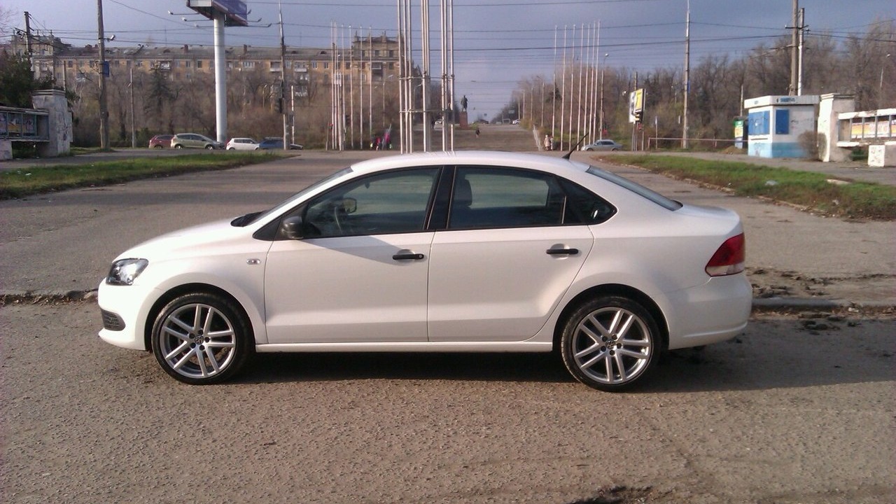 VW Polo sedan r line