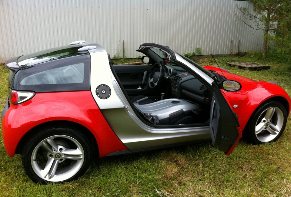 Smart Roadster рядом с человеком