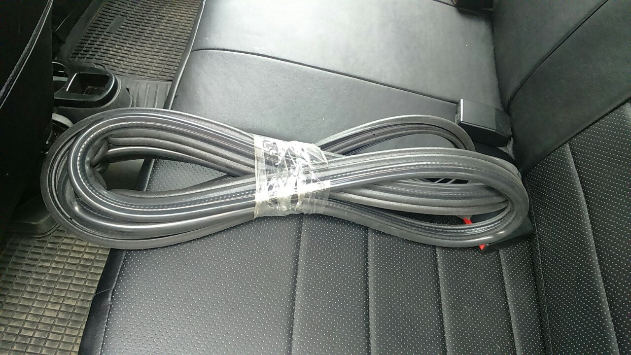 Верхний уплотнитель дверей рено дастер. Дастер уплотнитель. Renault duster уплотнитель дверей. Уплотнитель двери газель дастер. Renault duster уплотнитель дверей.