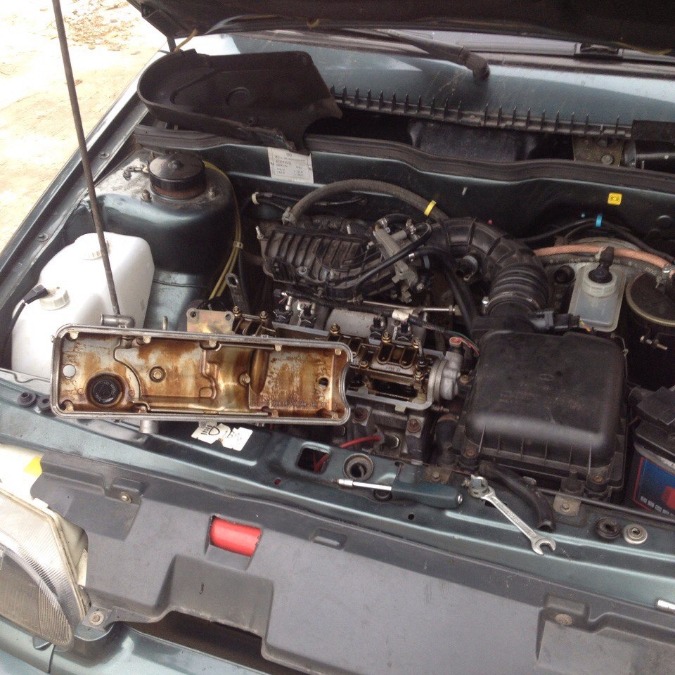 Менял прокладку под клапанной крышкой и сальник распредвала. — Lada ...