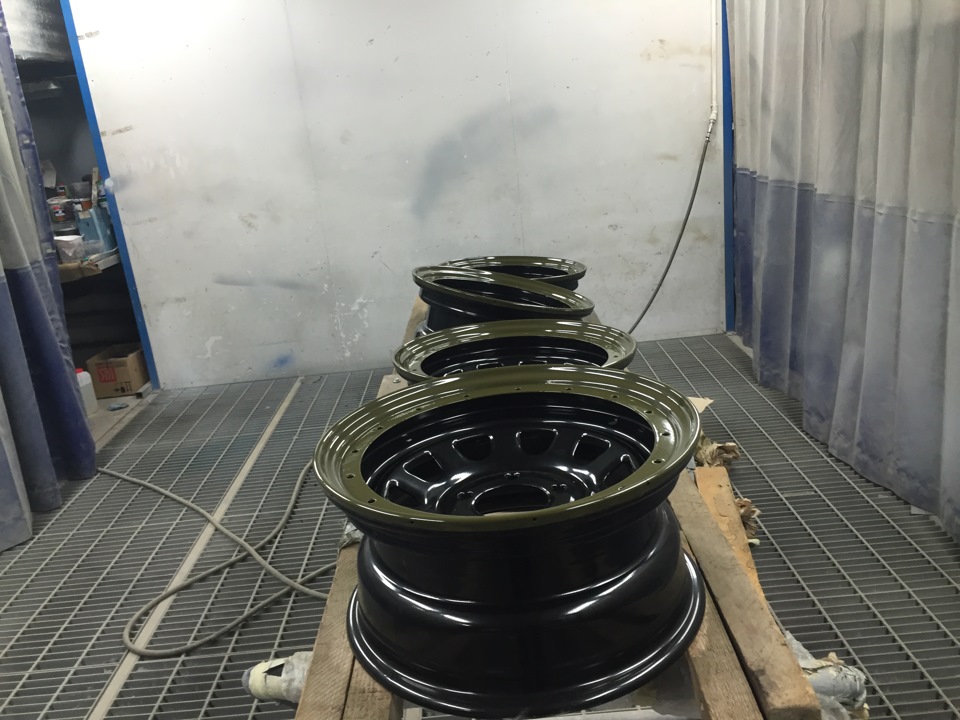 Дальше они пошли в покрасочную камеру для покраски в цвет кузова именно бедлока — ЛуАЗ 969