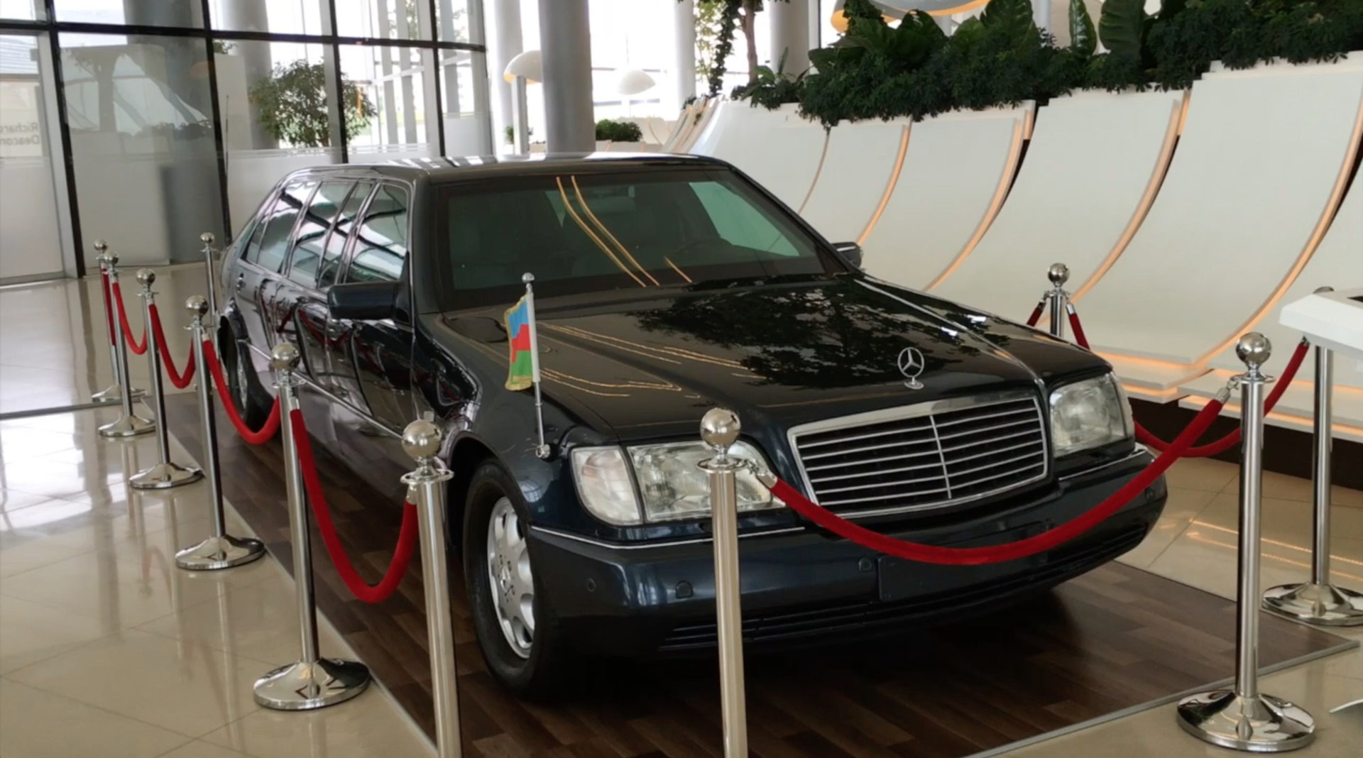 Какие авто-СОКРОВИЩА скрываются в центре Гейдара Алиева в Баку? S-Class  W140 лимузин и многие другие — DRIVE2